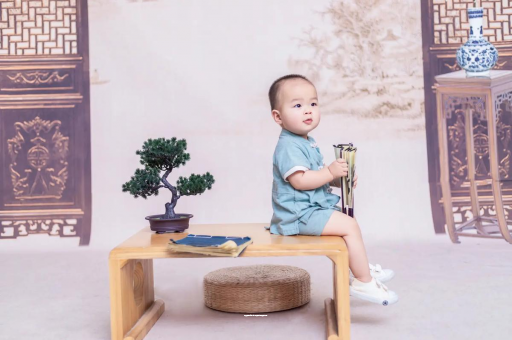 内江女宝宝换尿布