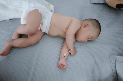 内江宝宝胳膊上起红疙瘩